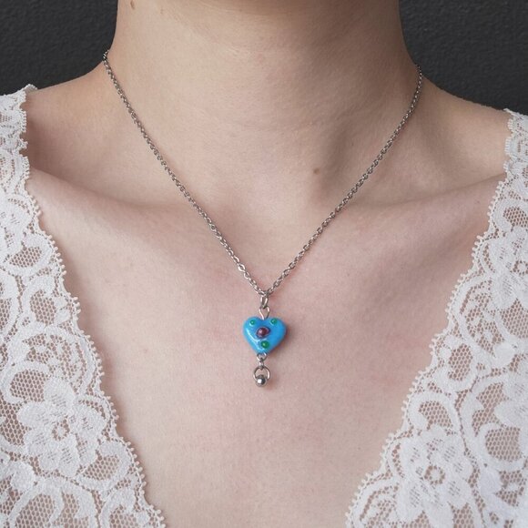 Vintage antique dainty blue glass flower heart necklace - Picture 9 of 9